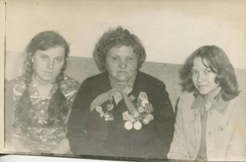 Фотография ветерана Великой Отечественной войны Тарасовой Елизаветы Фёдоровны среди учащихся