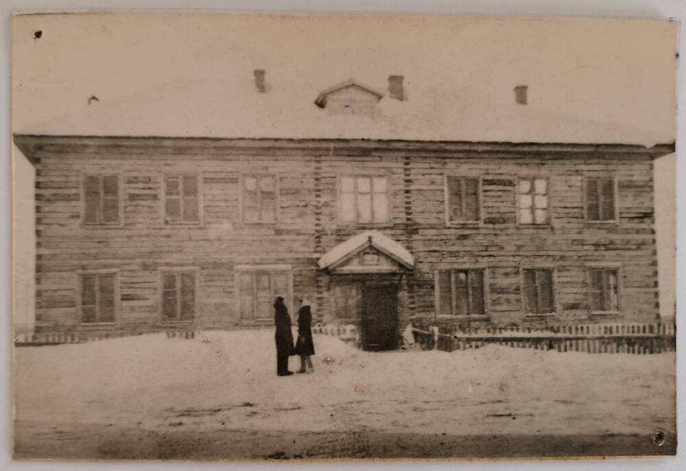 Фотография. Средняя школа в с.Пихтовке. 1953 г. Снимок И.Черейского