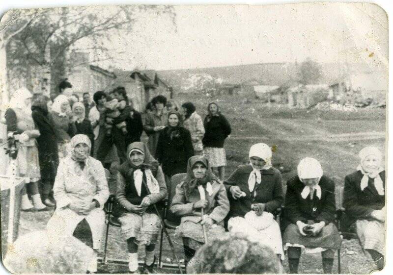 Фотография. Групповая, черно-белая. Солдатские вдовы на праздновании 40 - летия Великой Победы 9 мая 1985 года