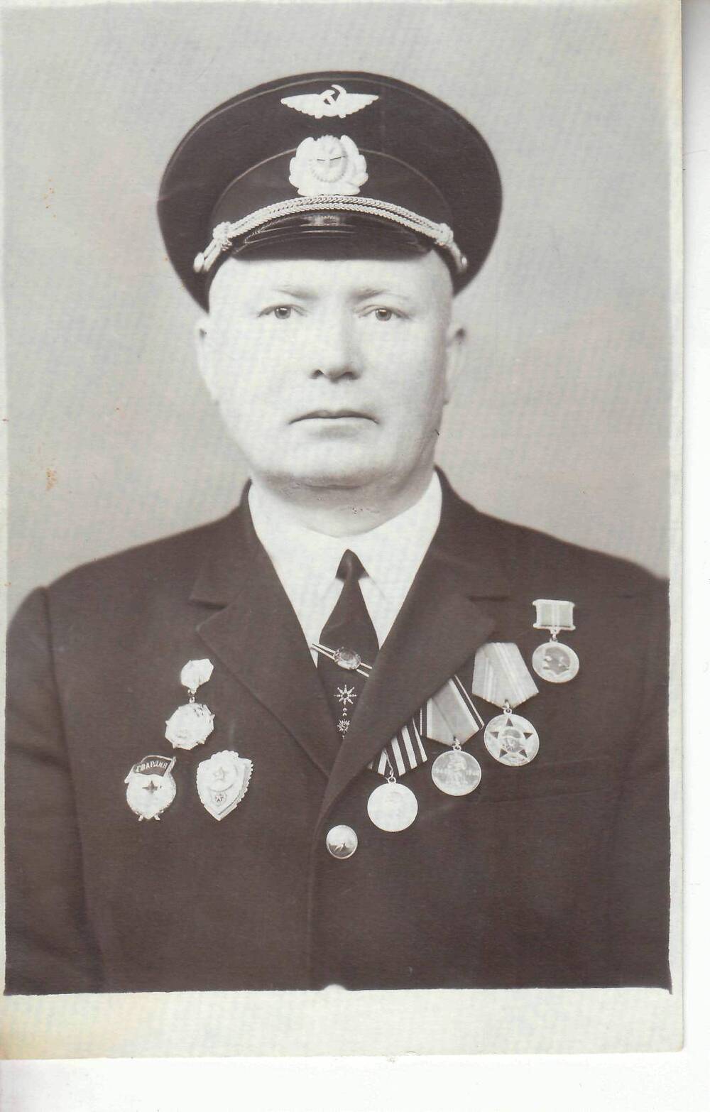 Фото ч/б, матовое, портрет погрудный Кузнецов Анатолий Николаевич в гражданском костюме и фуражке.