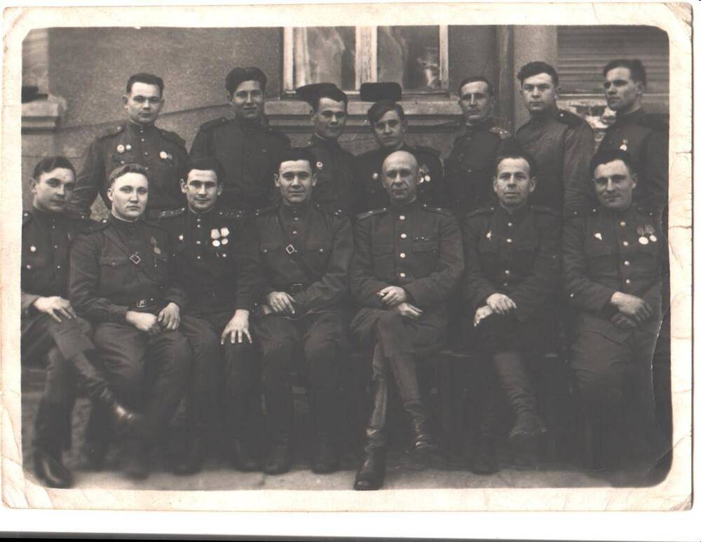 Группа молодых людей в военной форме. Собрание комсоргов воинских подразделений, город Зоненбург(Германия), март 1945 год.