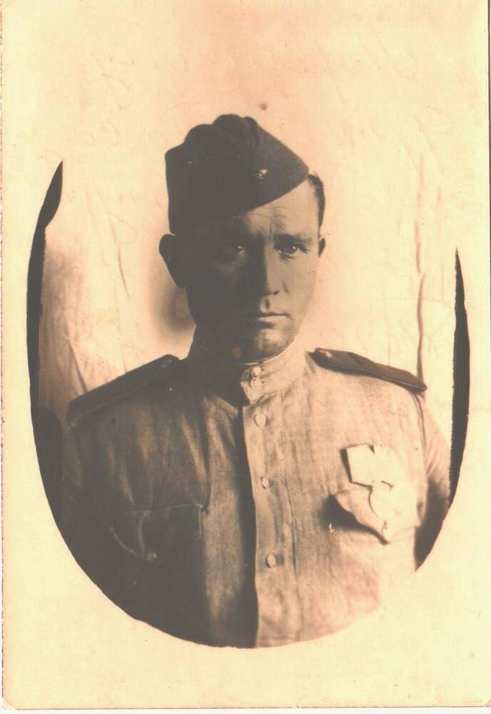 Молодой мужчина в военной форме Фокин Н.Г. фронтовой друг Платунова Степана Ивановича. Фото сделано 26.VII-45 г.