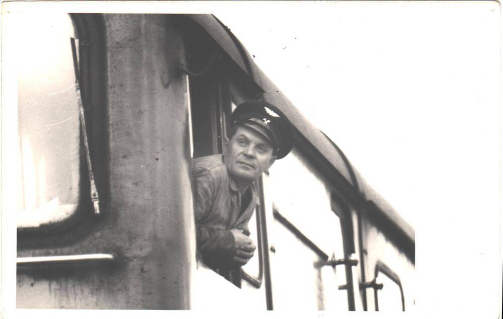 Панин Николай Иванович машинист тепловоза локомотивного депо станции Микунь, в кабине тепловозе на рабочем месте.