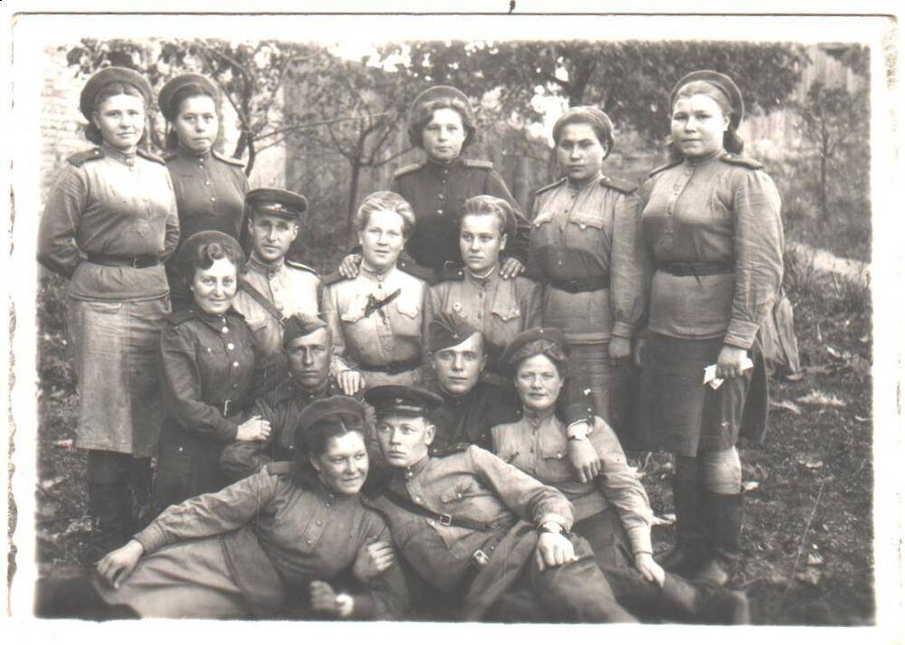 Группа молодых мужчин и девушек военнослужащие участники Великой Отечественной войны 1941-1945 годов.