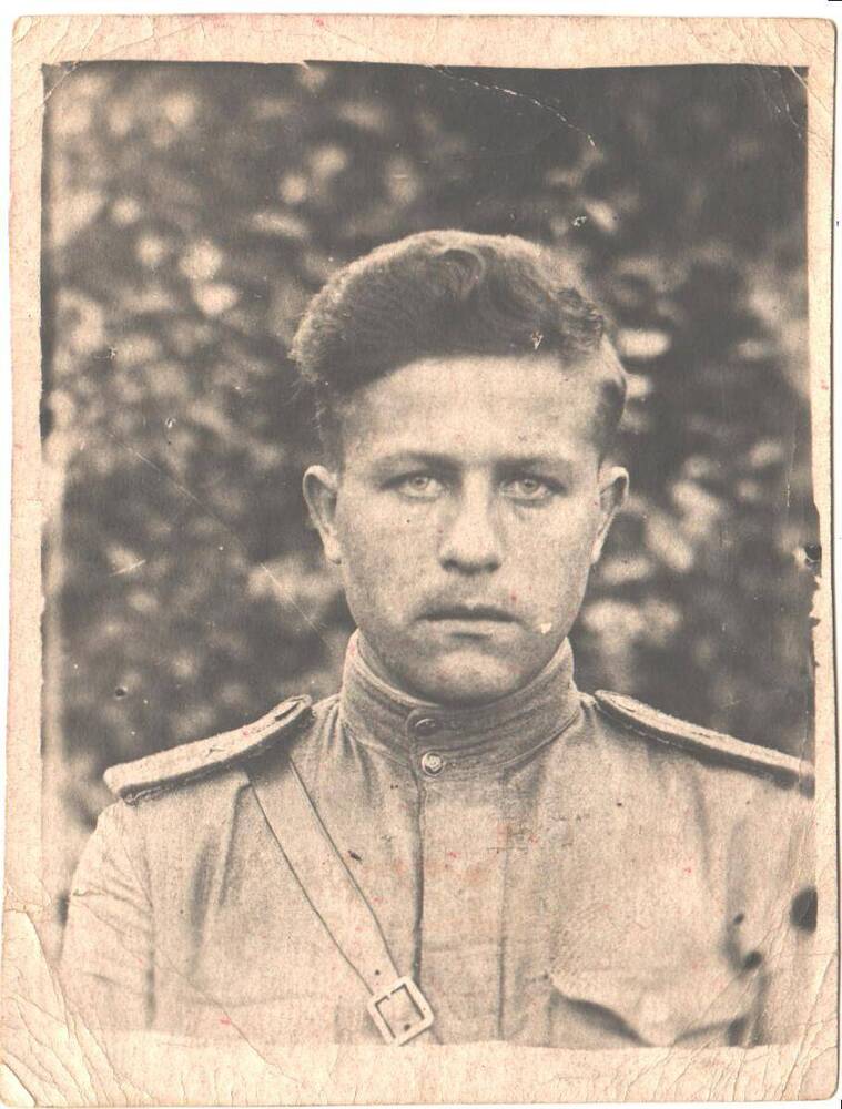 Молодой мужчина в военной форме. Шевцов П. фронтовой друг Платунова Степана Ивановича, Белорусский фронт.