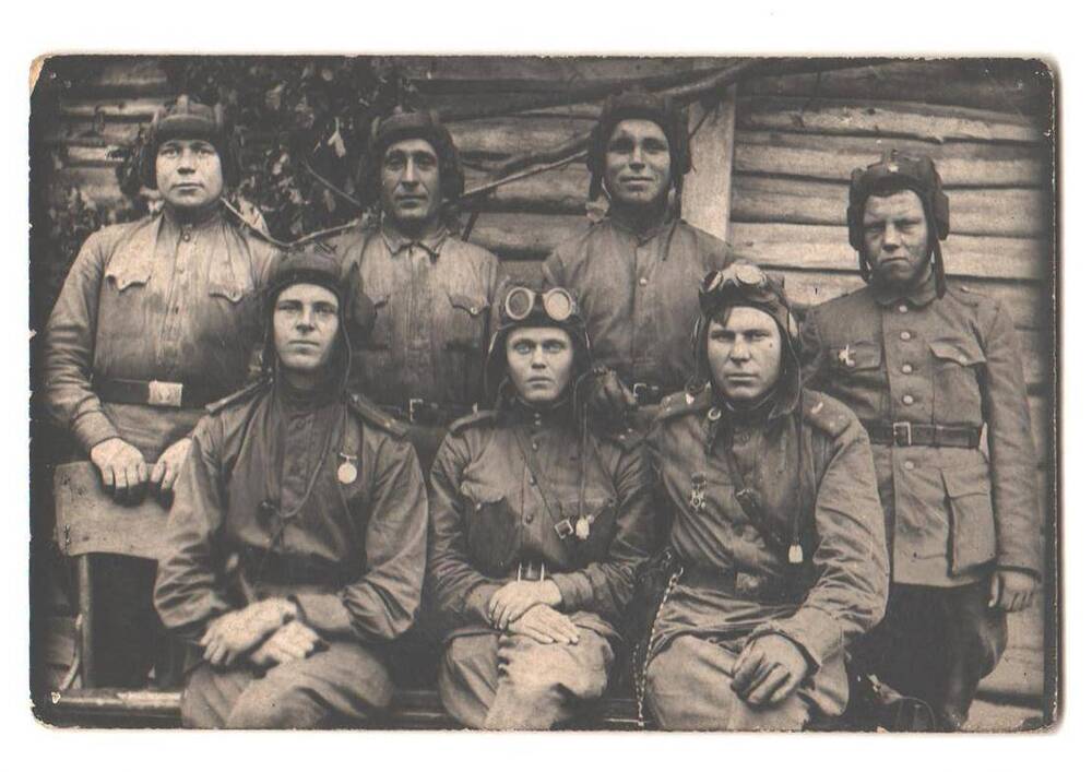 Молодые мужчины в военной форме друзья по учебу. Фото сделано 1.Х.43 г.