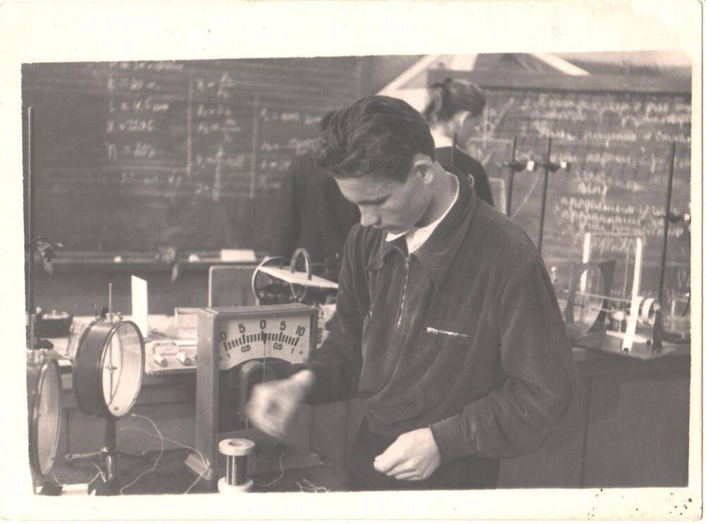 Ученик 10 класса школы № 35 станции Микунь Щеголев Владислав Иванович в кабинете физики на экзамене.
