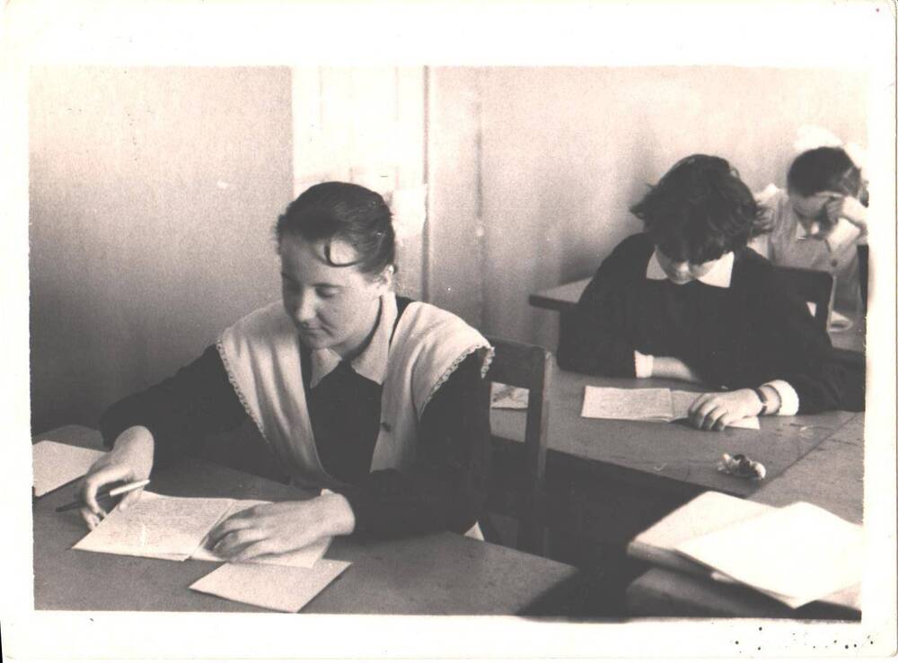 Ученицы 10 класса школы № 35 станции Микунь на экзамене по русскому языку и литературе.