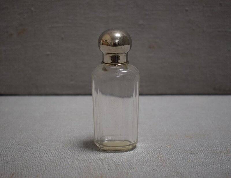 Флакон парфюмерный из саквояжа дорожного мужского.