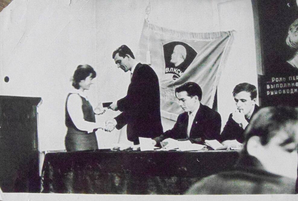 Фото. Торжественное вручение комсомольских билетов. Ленинские дни 1966г.