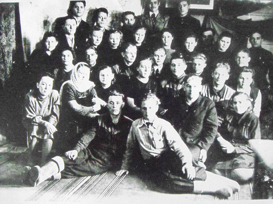 Фото. Комсомольцы и работники Бодайбинского Райкома ВЛКСМ 1940-е годы.