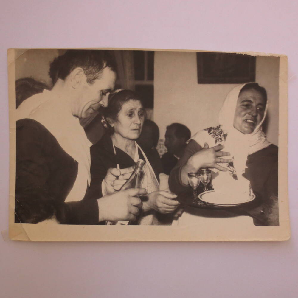 Фотография. Тосты на сваддьбе, с. Чернополье, 1973 г.