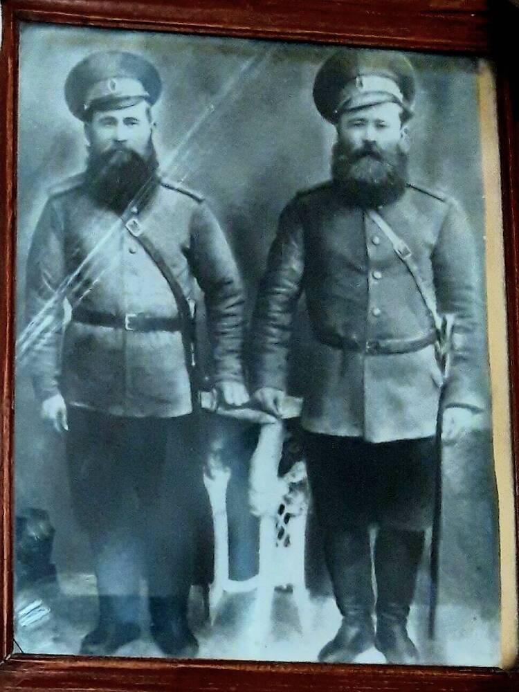 Фото черно-белое, в рост братьев  Куркина П. С. и Куркина Н. С. – красных партизан, участников первой Мировой войны 1914-1915 годов,1915.