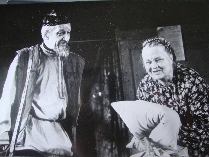 Фотография черно-белая. Сцена из спектакля «Выходили девки замуж» (Егунов,  Мыльникова)
