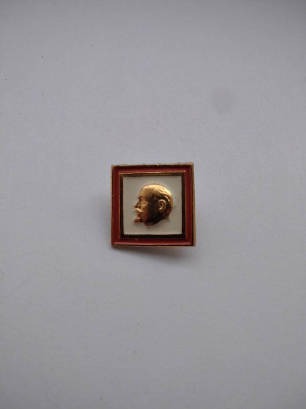 Значок квадратный с барельефом головы В.И. Ленина.