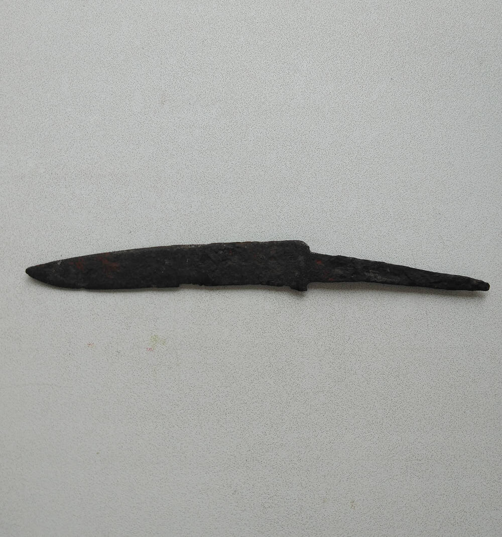 нож железный  кованый черешковый с  двумя уступами