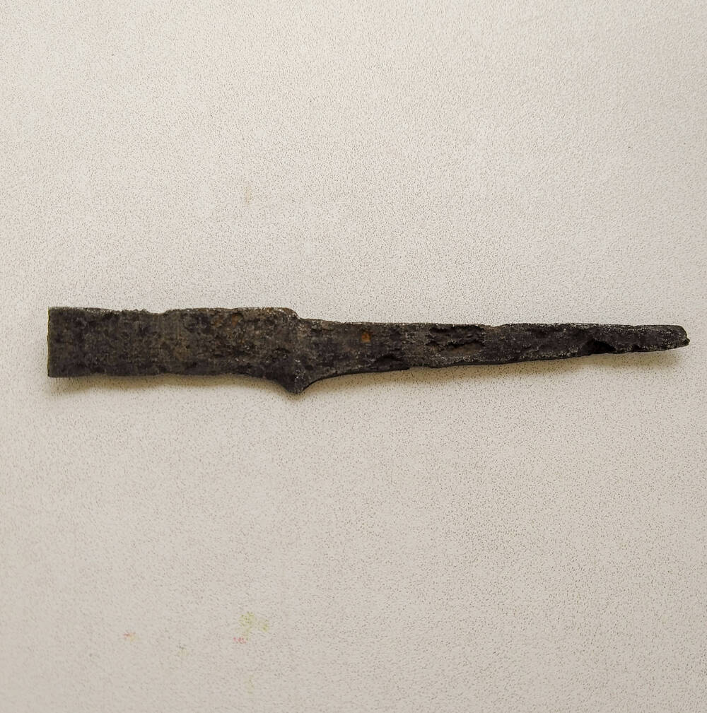 нож железный  кованый черешковый с двумя уступами, фрагмент