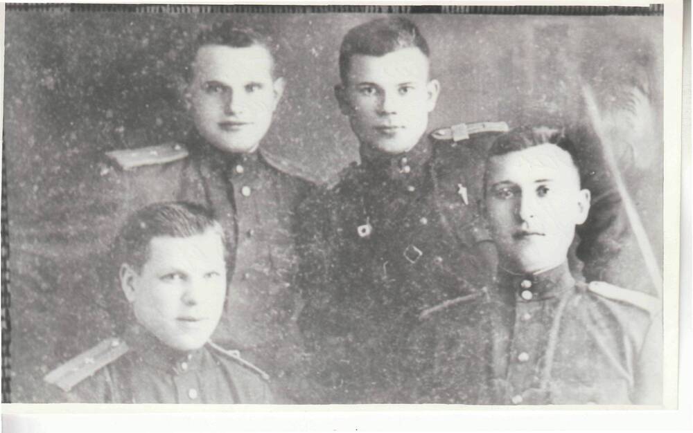 Фото копия с фото 1943г. ч/б, глянцевое, групповое – воины 1292 сп 113 СД 4 человека.