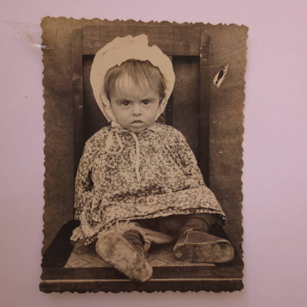 Фотография. Девочка на стуле Каунова людмила Петровна (1952 г.), 1954 г. Пермская область, лагерь опп.
