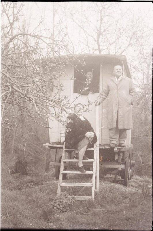Негатив. В.Греч и П. Павлов с неизвестной в саду в домике на колесах.