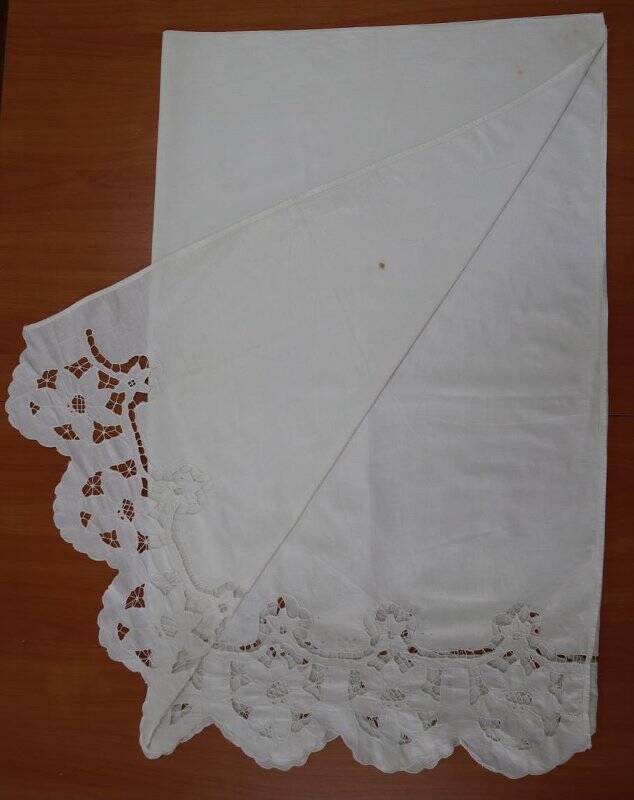 Простыня (свес) из хлопчатобумажной ткани белого цвета с вышивкой в технике «ришелье»