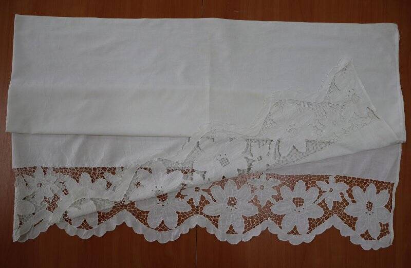 Простыня (свес) из хлопчатобумажной ткани белого цвета с вышивкой в технике «ришелье»