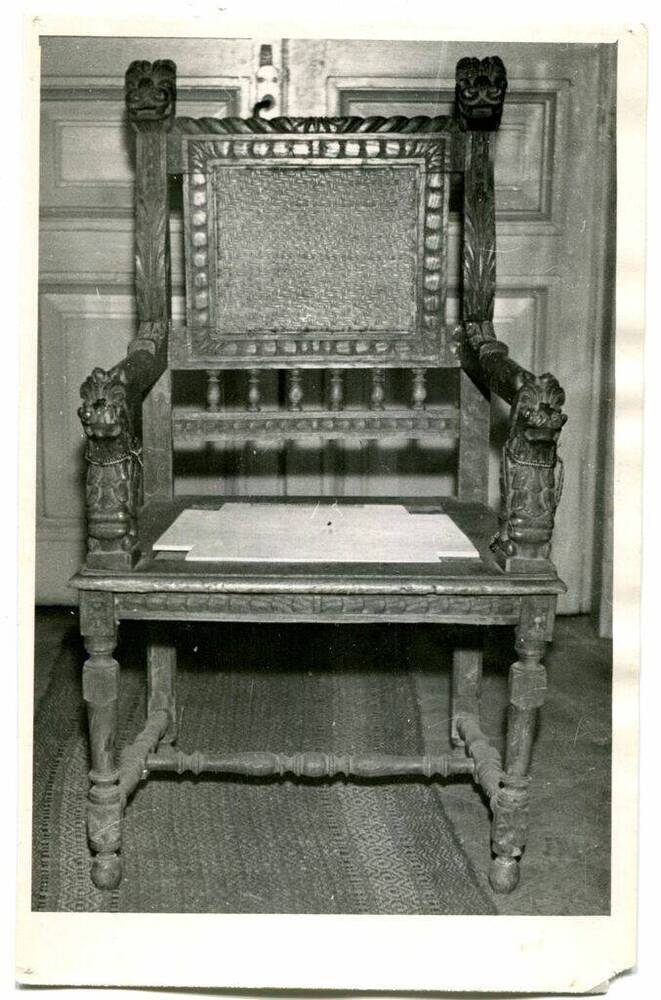 Фотография. Кресло – экспонируется в историческом отделе.