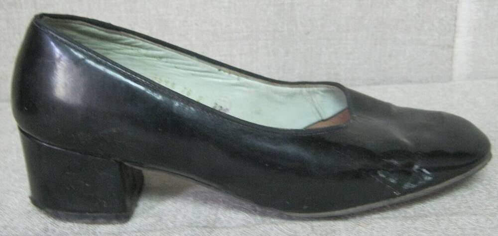 Туфля женская из черной лакированной искусственной кожи