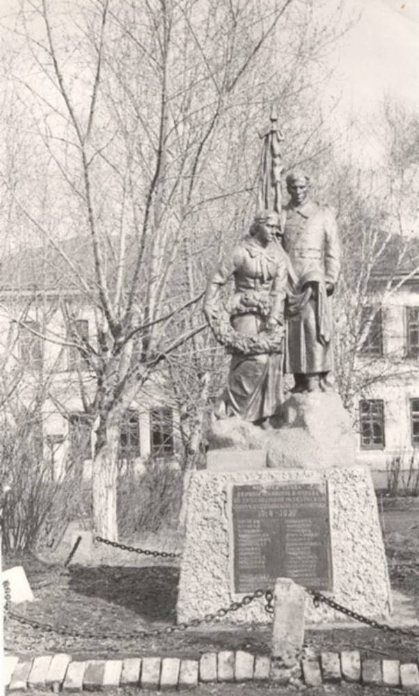 Фото ч/б: Памятник героям Гражданской войны