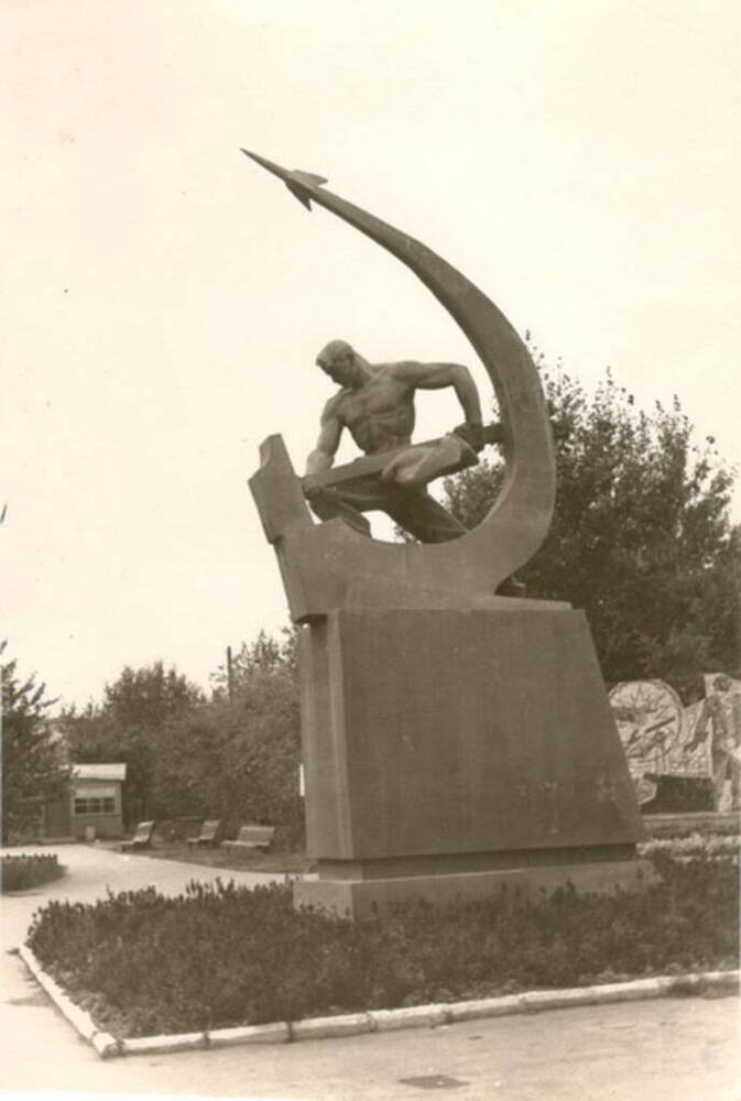 Фото ч/б: Памятник в парке им. Гагарина
