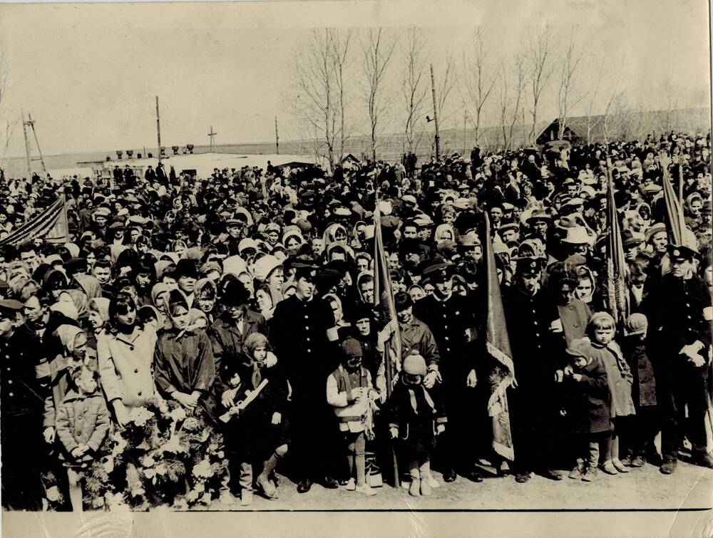 Фотография. Митинг у Братских могил, посвященный дню Победы.