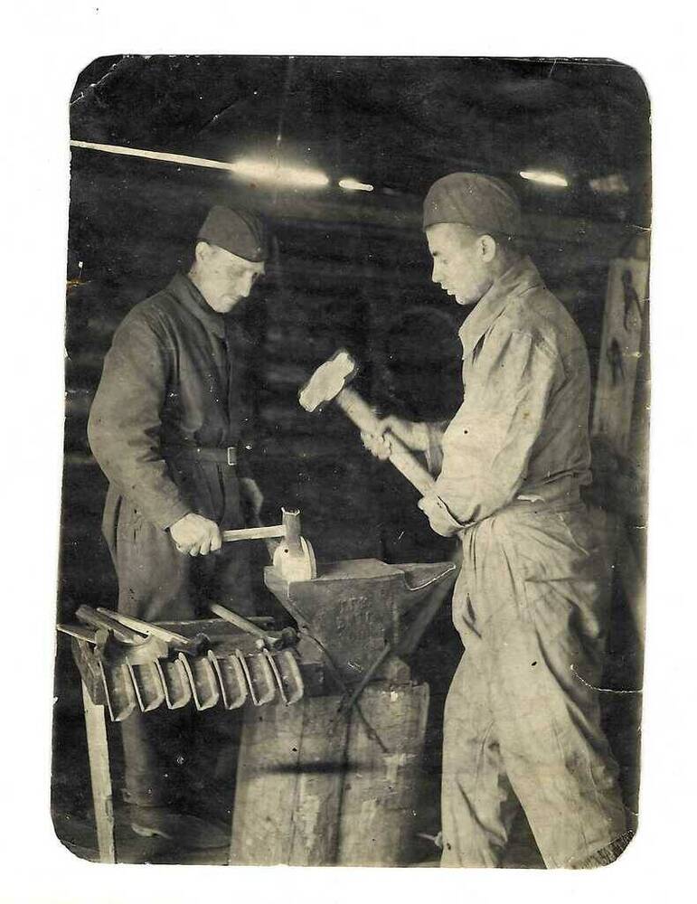Фотография. Руднев Михаил Дмитриевич с сослуживцем в мастерской.