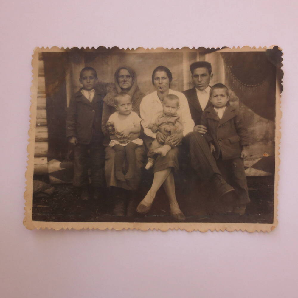 Фотография. Семья Бендерова Федосея (жена Ирина, ее мать и их дети), Пермская область.