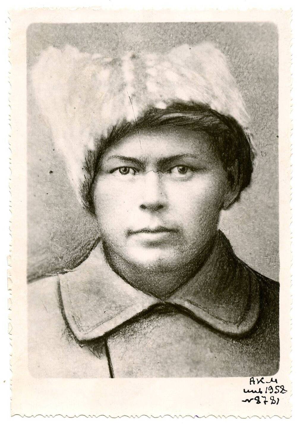 Фотоснимок ч/б погрудный. Ладкин Степан Григорьевич, военный комиссар главного штаба 6-го района в 1919 г., затем командир 3-го полка Горно-Алтайской дивизии.