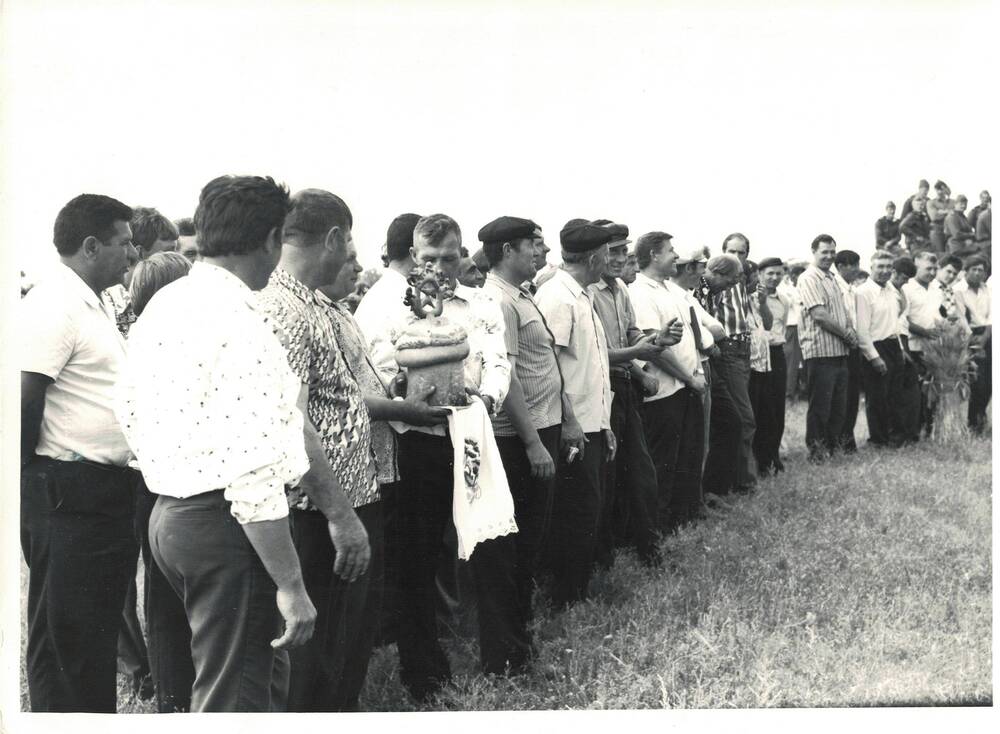 Фотография. Празднование окончания уборки в с. Привольном в 1973 г.