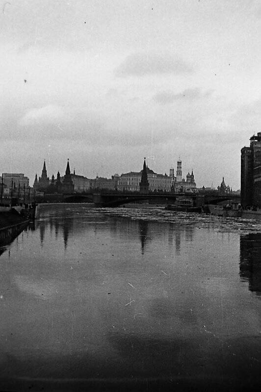 Негатив черно- белый. Москва-река.