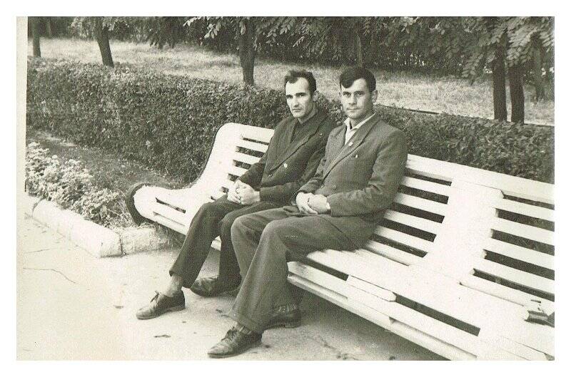 Фотография парная. Можайские Юрий Дмитриевич (слева) и Игорь Дмитриевич, на скамейке на улице.