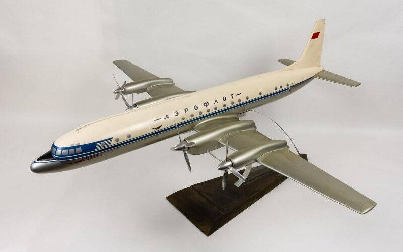 Модель самолета Ил-18.