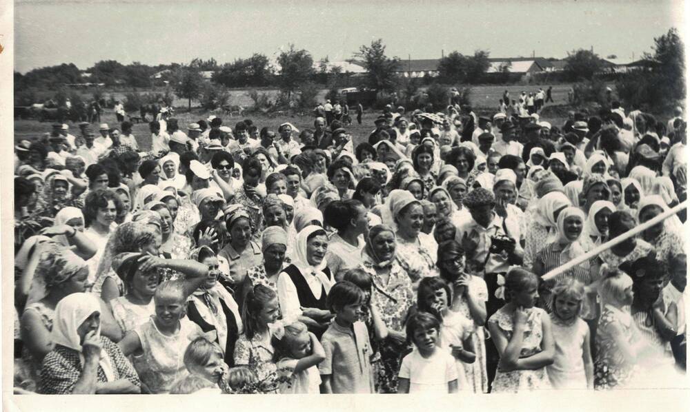 Фотография. Празднование окончания уборки в с. Привольном в 1973 г.