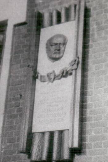 Фотография. Изображение мемориальной доски на здании Ядринской Гимназии