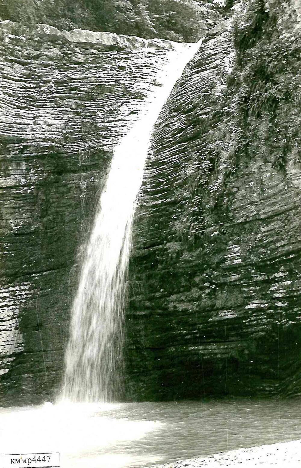 Черно-белое фото: Водопад «Шнурок» на реке Руфабго.