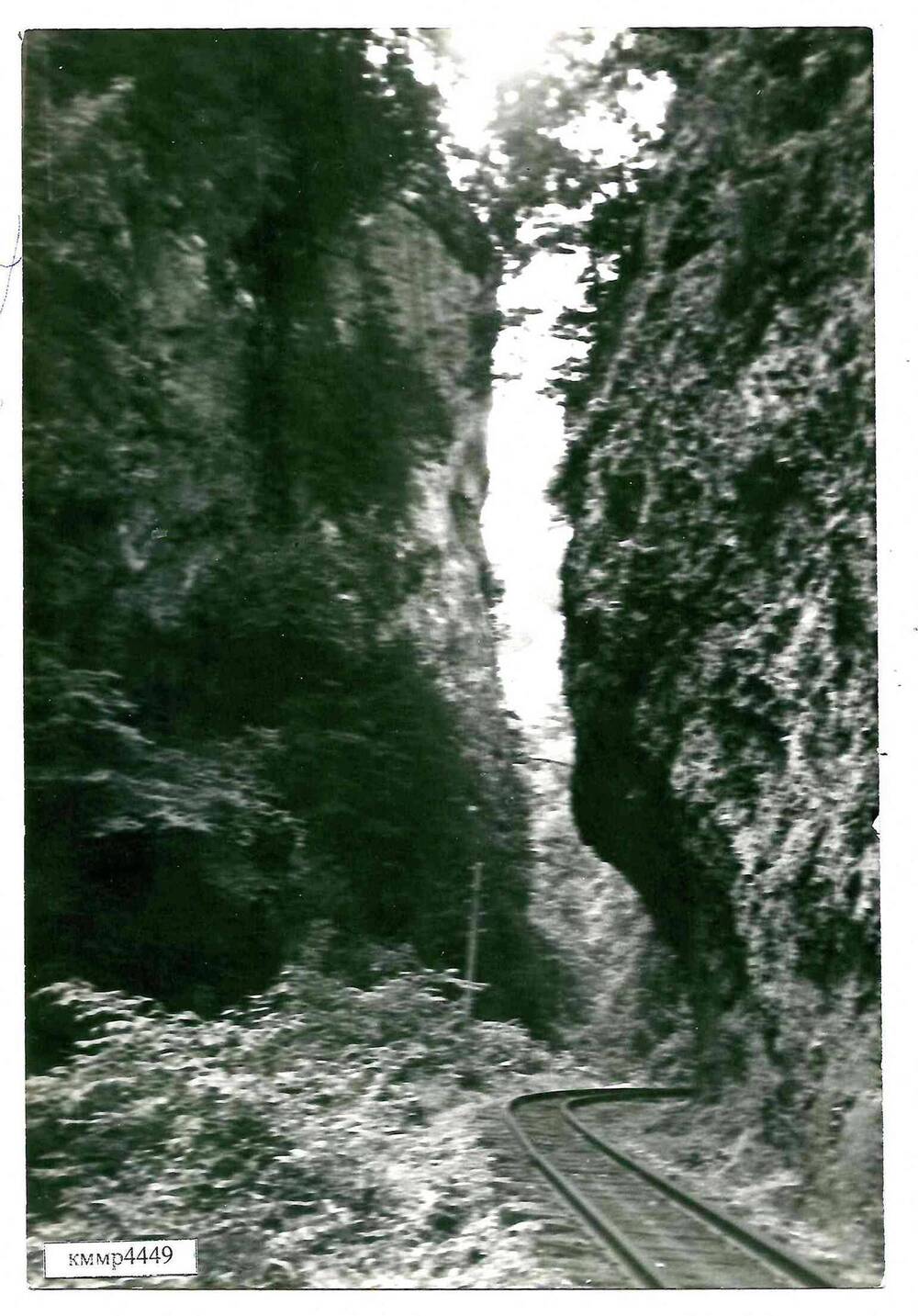 Черно-белое фото: Гуамское ущелье.