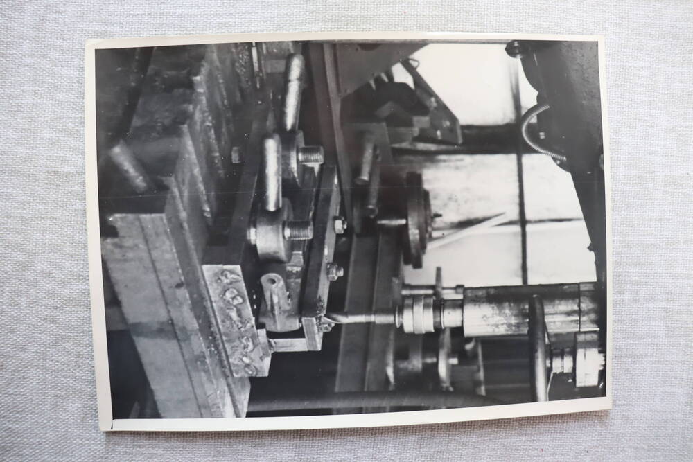 Фотография. Закаливание токами высокой частоты «ТВЧ». Работа Туапсинского машиностроительного завода, 1957-58гг.