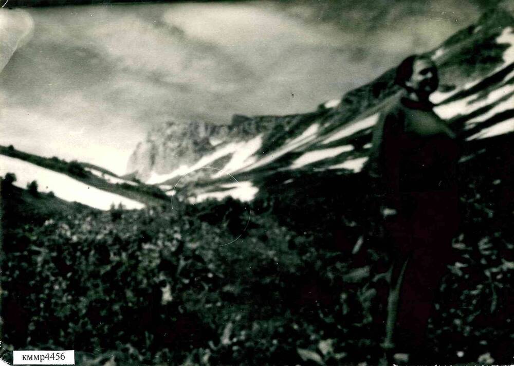 Черно-белое фото: Е.И. Жерноклева у подножия горы Фишт.