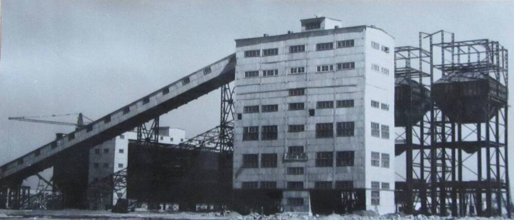 Фотография.  Остров Зеленый. 20 апреля 1954 года  вступила в строй 1-а секция автоматизированного бетонного завода.