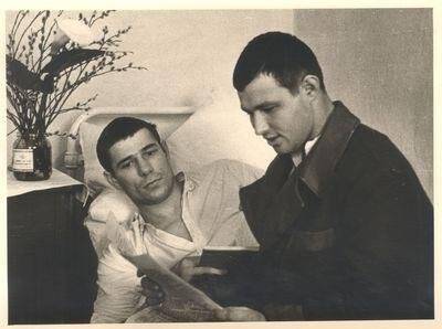События на острове Даманский в марте 1969 г. Участники боя 15 марта П. Шалупа и В. Калинин, бывший слесарь Омского шинного завода, в госпитале, фотография