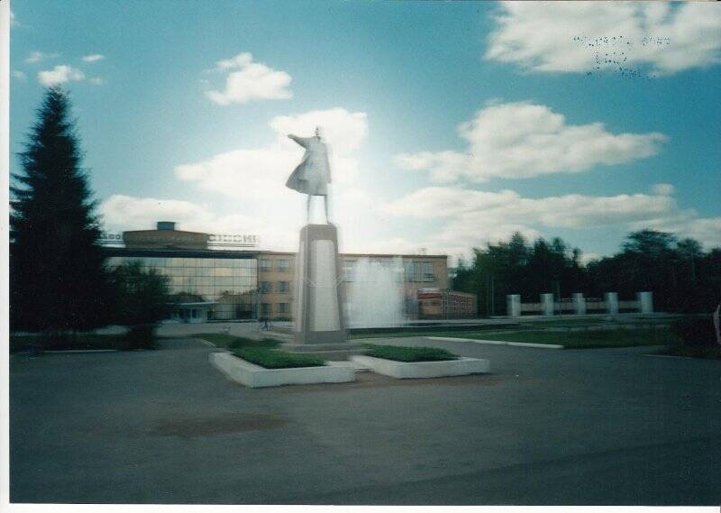 Фотография. Изображен памятник В.И.Ленину, на площади центральной, вид ДК Россия. Изображение смазано.