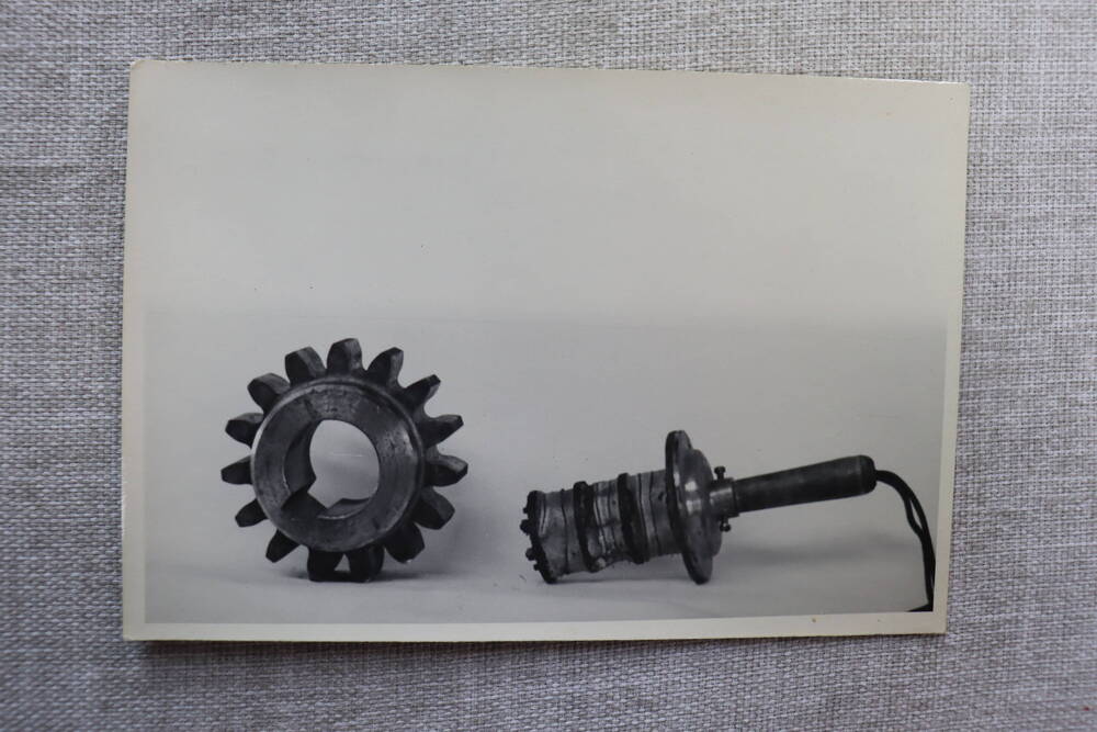Фотография. Электрический нагреватель для нагрева шестерни при насадке её на вал редуктора. Работа Туапсинского машиностроительного завода, 1957-58гг.