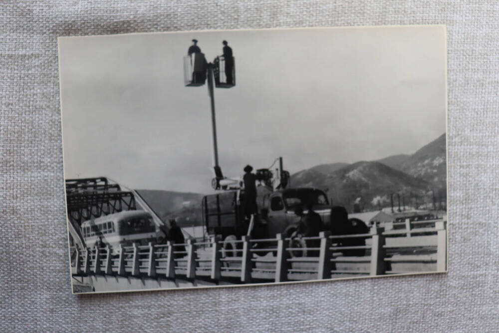 Фотография. Вид подъема людей в люльке на всю высоту, Туапсинский машиностроительный завод испытание автогидроподъемника, Туапсе 1958гг.