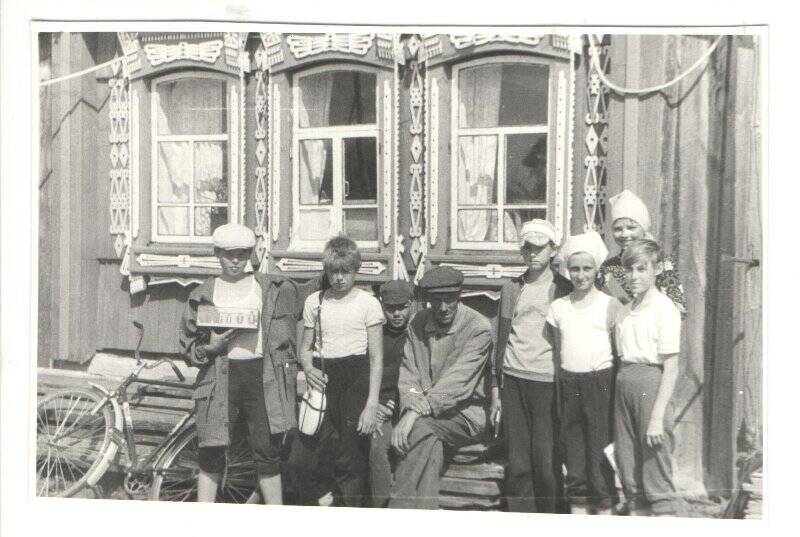 Фотография. Маклаков В.Д. с группой учащихся Ключевской средней школы около своего дома